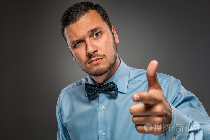 男人用手指着镜头做手势