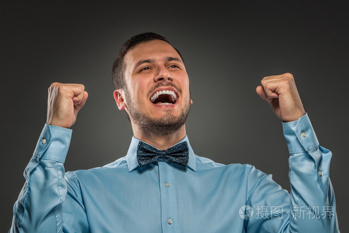肖像激动兴奋高兴的男人手臂拳头庆祝苏