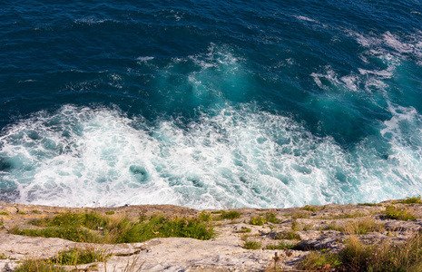 沿海的岩石和海边的悬崖