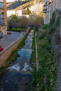 小型水运河穿越西班牙昆卡市