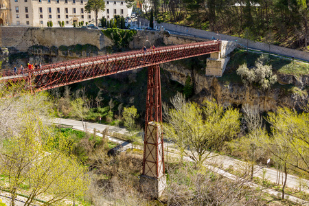 在西班牙昆卡市著名的铁条行人天桥
