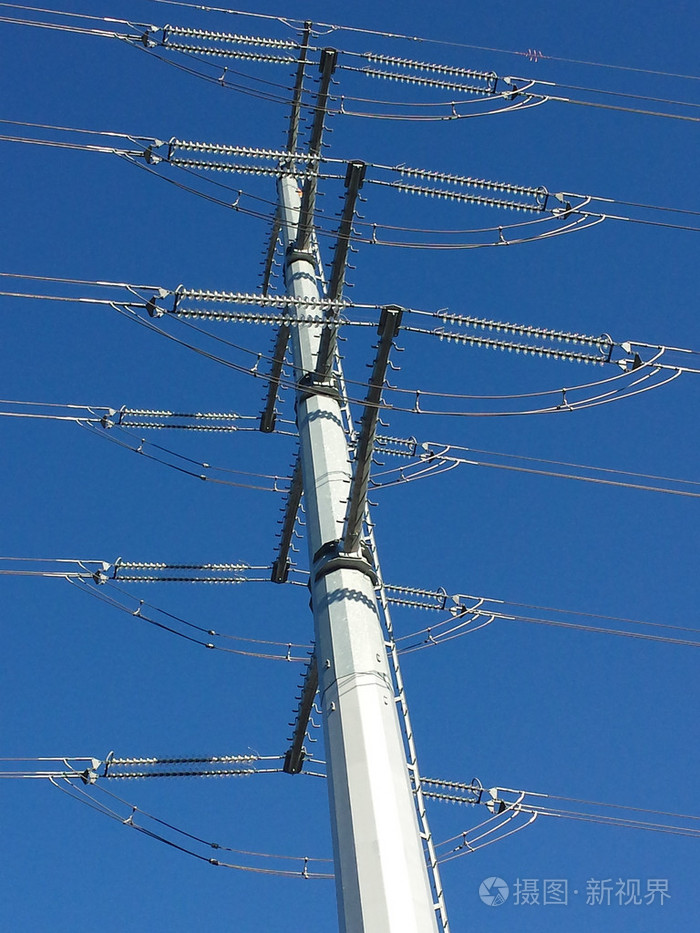 现代电塔在蔚蓝的天空
