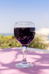 阳光明媚的夏日里, 孤独的一杯葡萄酒