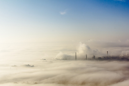 在雾中的秋天风景