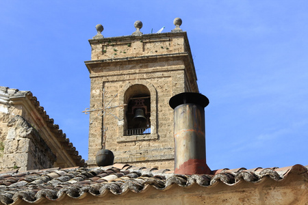 钟塔的古老的天主教堂在西班牙
