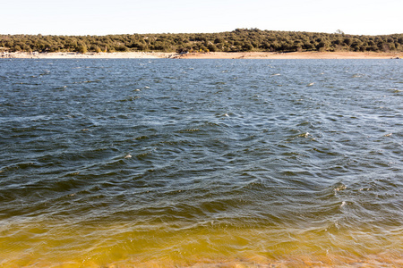 岸边的大湖 Valmayor，蓝色的海水，在马德里，西班牙