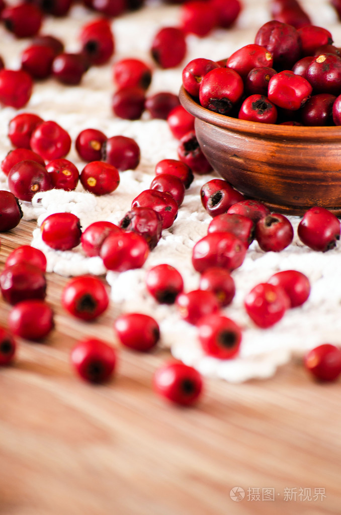 山楂浆果在碗里,散落在桌子上