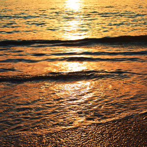 在日落时海面