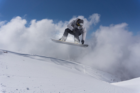 山上的飞行滑雪板。极限运动