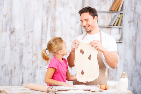 快乐的父亲和女儿一起烘烤