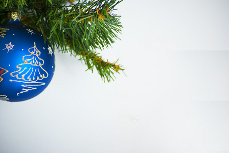 圣诞装饰品蓝色玻璃球圣诞树背景