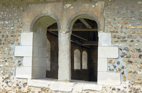 在中世纪的教区教堂的石头窗口