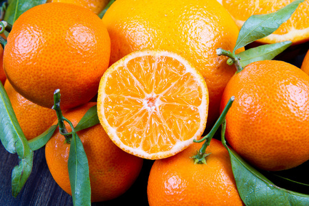 橙色水果和新鲜的橘子橙子在木头上