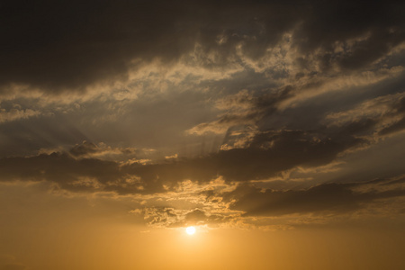 在傍晚的阳光光线的夕阳的天空背景