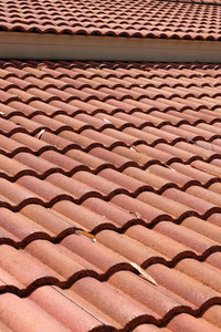 深褐色的瓷砖屋顶风化上建设住宅