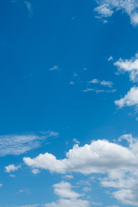 白云和蓝天天气背景图片