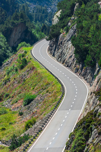 山区道路转弯图片