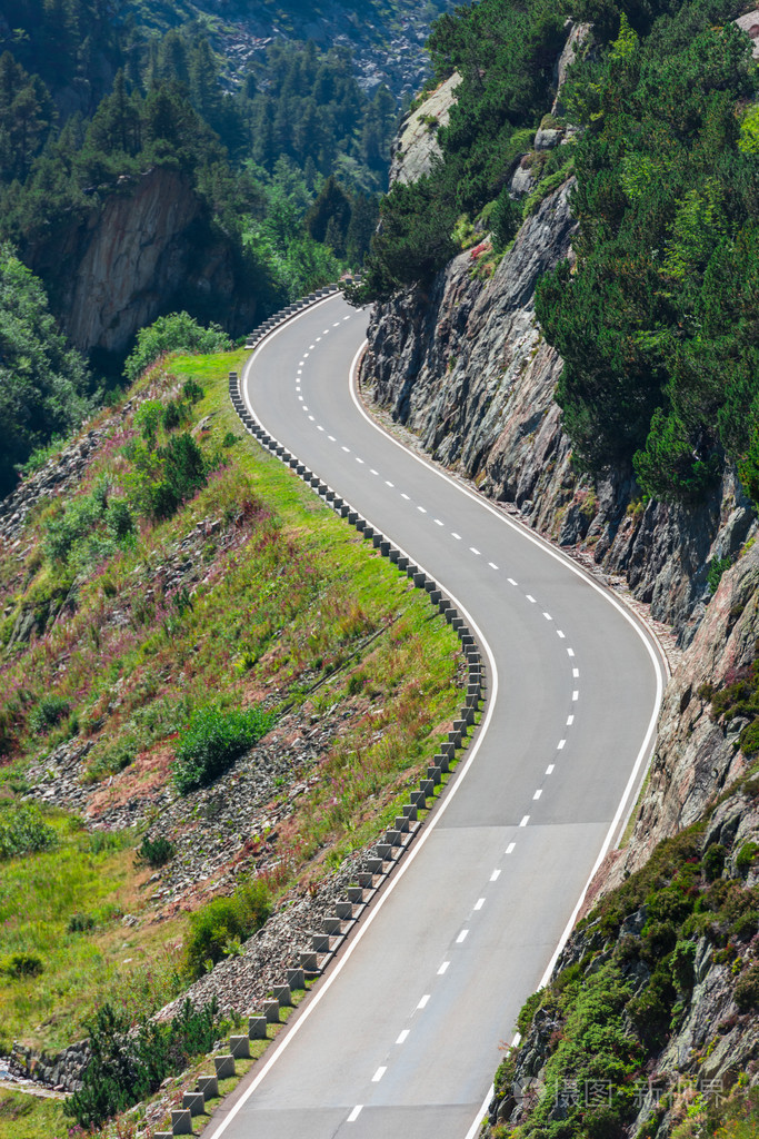 山区道路转弯