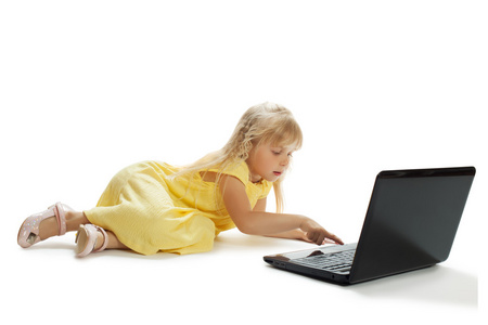 女孩坐在一台笔记本电脑