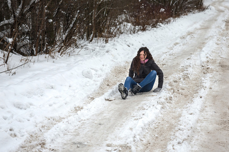 摔倒的女孩图片