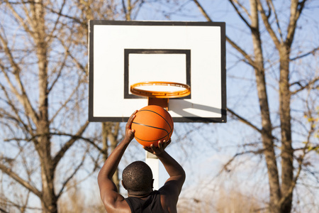 街头篮球运动员在户外玩