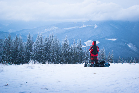 男性滑雪板在山中图片