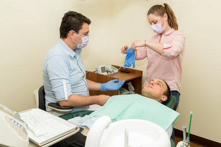牙医做牙科治疗的病人图片