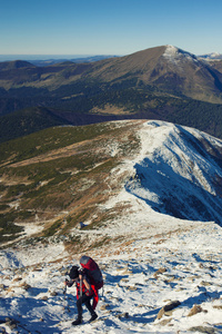 登山者攀登雪坡上