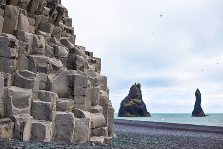 宽视角的岩层 reynisfjara halsanefhellir 冰岛