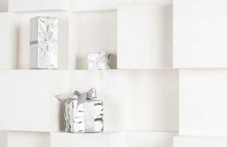 礼品盒站在一个白色的架子