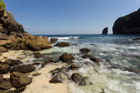 在 Nusa Penida 岛海岸线