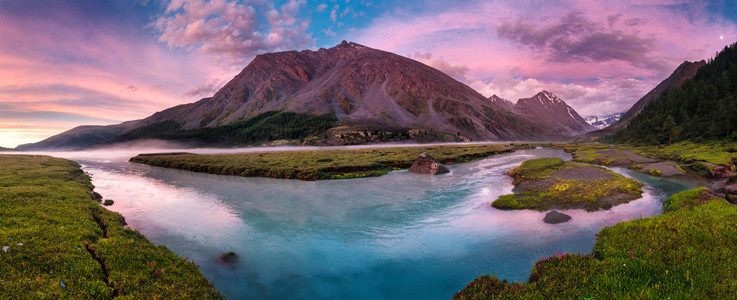 美丽的湖，在山谷的全景