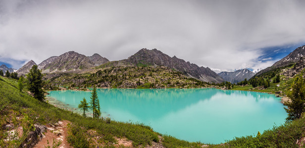 美丽的湖，在山谷的全景