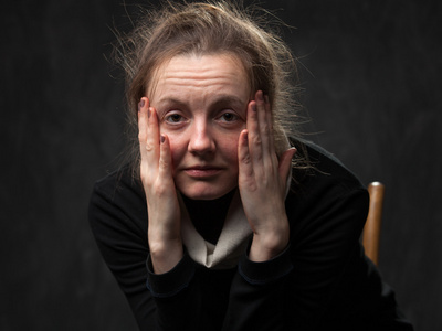 脸色苍白疲惫的女子,直直看着照片