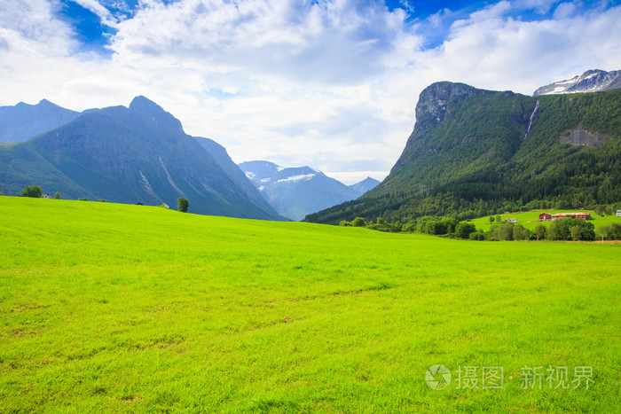 绿色的草地和高大的山脉