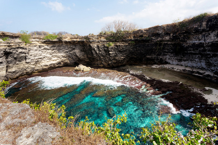 在 Nusa Penida 岛隧道口海岸线