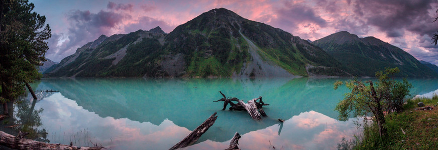 美丽的湖，在山谷的全景