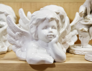 瓷制雕像的天使