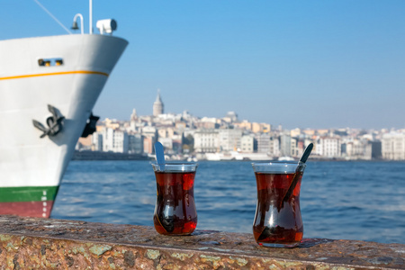 位于海滨女儿墙土耳其玻璃茶杯