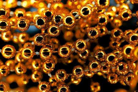 黄色金珍珠项链宏抽象背景对比