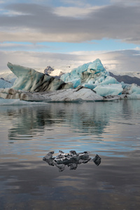 冰块在 Jokulsarlon 冰川湖日出时的思考