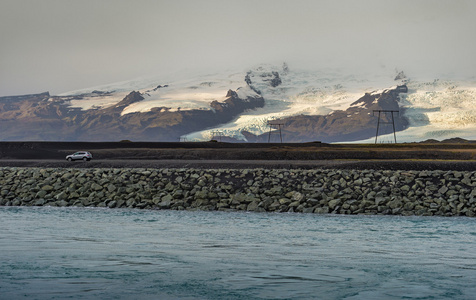 独自驾车与海前景和雪山脉背景图片