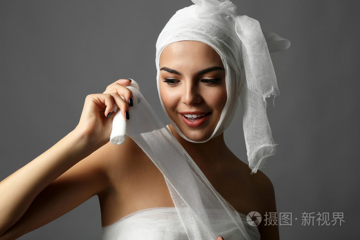 纱布绷带的年轻女子