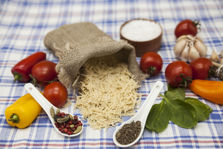 粉丝的意大利通心粉设置为创作 樱桃番茄，橄榄油，意大利黑醋汁 大蒜 香料 海盐，质朴的桌上沙拉