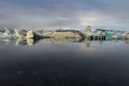 反映了在 Jokulsarlon 冰川泻湖冰岛冰块