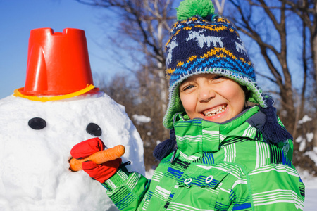 男孩让一个雪人