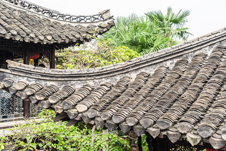黎明时分中国农村的古老的中国屋顶
