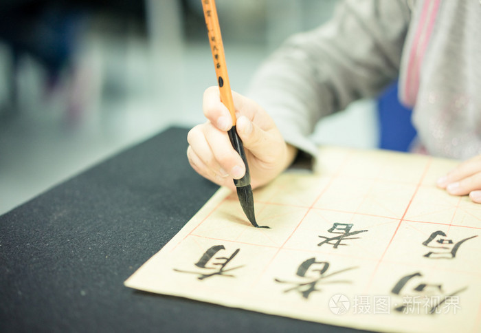 中国的孩子学会写汉字书法是中国的传统文化