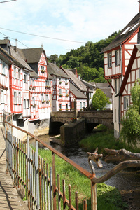 小河两旁的历史建筑和铁艺栏杆在中世纪村庄蒙雷亚尔