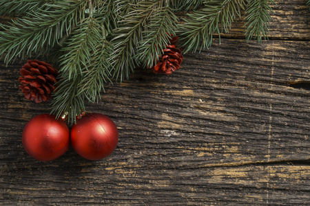 圣诞装饰品和树分支在木板上的静物